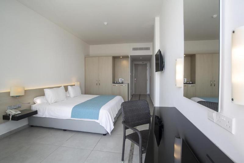 Mayfair Hotel Paphos Room photo