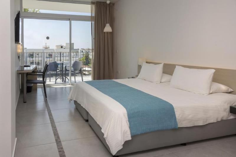 Mayfair Hotel Paphos Room photo