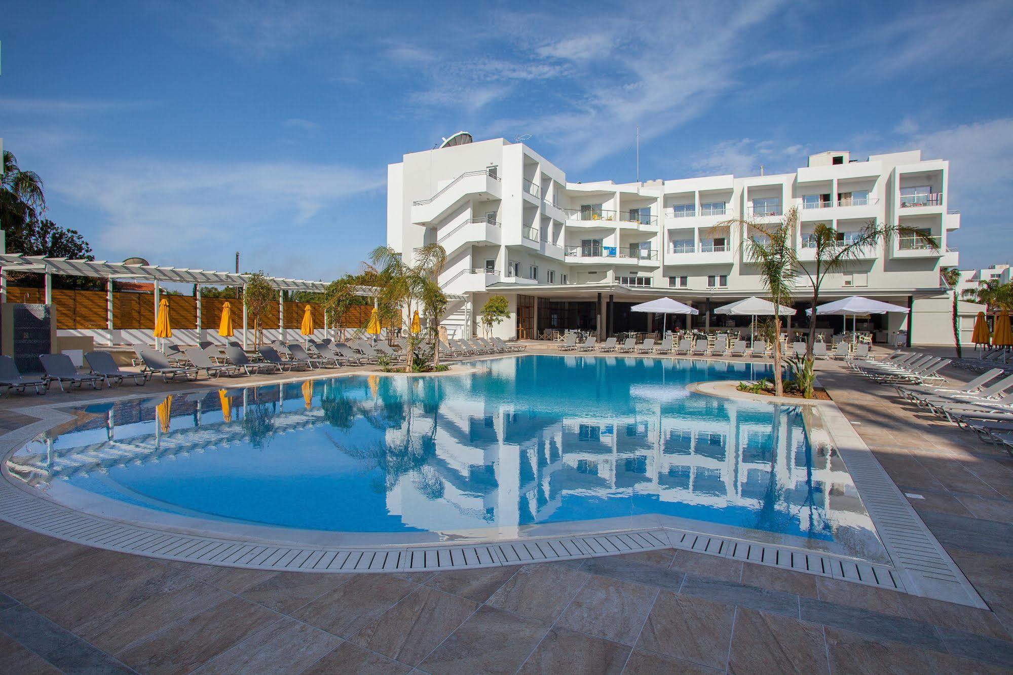 Mayfair Hotel Paphos Exterior photo